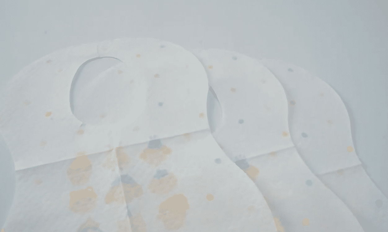 Bavaglini monouso per neonati con graziosi motivi a cartoni animati per una facile pulizia